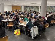 Wohnungslose Menschen essen gemeinsam in der KVR-Kantine.