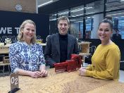 Dr. Hanna Sammüller, Dominik Krause und Stefanie Popp stehen gemeinsam an einem Tisch.