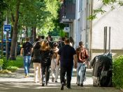 Mehrere Fußgänger*innen auf dem Gehweg