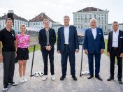 Das Bild zeigt Vertreter*innen vor dem Schloss Nymphenburg, die das vertiefte Olympiakonzept vorgestellt haben.  