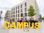 Außenansicht des Campus Strehleranger mit Würdenträger*innen
