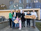 Würdenträger*innen beim Übergabemoment