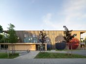 Außenanschit des Haus für Kinder an der Quiddestraße mit den Blobbs - Kunst am Bau