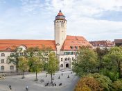 Blick auf das Oskar-von-Miller-Gymnasium über den Ernst-Toller-Platz
