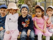 Kinder auf einer Bank