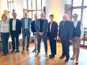 Schulreferent Florian Kraus mit Vertreterinnen und Vertretern für 50 Jahre internationale Klassen. 