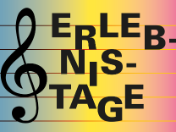 Ein blau, gelb, roter Hintergrund, darauf ist ein Violinschlüssel und auf den fünf Notenlinien liegen wie Noten Buchstaben verteilt, die das Wort Erlebnistage bilden. 