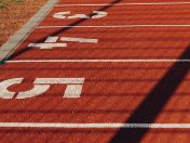 Das Bild zeigt einen Ausschnitt der Laufbahn des Sportparks Freiham. 