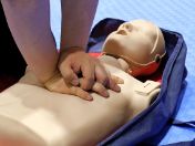 Demonstartion einer Herzdruckmassage an einer Puppe