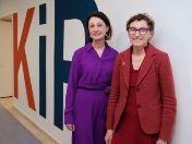 Gesundheitseferentin Beatrix Zurek und Geschäftsführerin Petra Geistberger besichtigen die neuen Räumlichkeiten im KIP