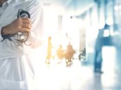 Krankenhausflur mit Arzt