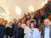 Nutzer*innen des Ruffinihaus Creative Hub und Referenten im Treppenhaus