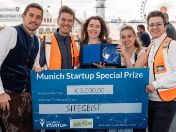 Team von Sitegeist auf der Wiesn mit Scheck des Munich Startup Special Prize 2025