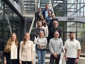 Vertreter*innen der Betriebe auf einer Treppe im Innenhof des Munich Urban Colab