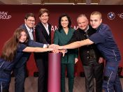 Azubis und Gäste mit BMW-Vorständin, Bundeswirtschaftsministerin und Münchner Wirtschaftsreferent drücken roten Knopf