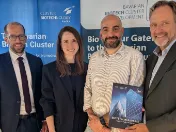 v.l.: Dr. Julian Dieler (StMWi), Verena Vitz (EY), Dr. Jonas Helma-Smets (Tubulis) und Prof. Ralf Huss (BioM) mit der Broschüre 