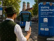 Mann mit Smartphone in der Hand scannt QR Code um das MVG Wallet Ticket zu nutzen