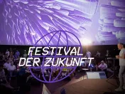 Sprecher auf der Bühne 