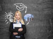 Studentin mit Büchern im Arm und gezeichneter Hut und Glühbirne für den Hochschulpreis des Referats für Arbeit und Wirtschaft
