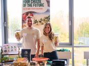 zwei Food-Gründer-Personen am Stand