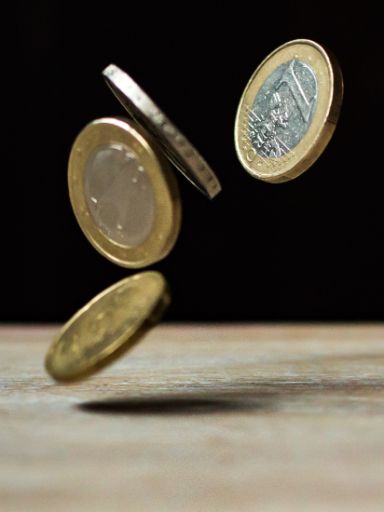 Vier einzelne 1-Euro-Münzen.