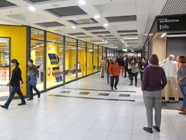 Menschen auf dem Flur der Stadtbibliothek im Motorama