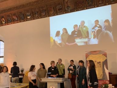 Frauen im Festsaal des Alten Rathauses