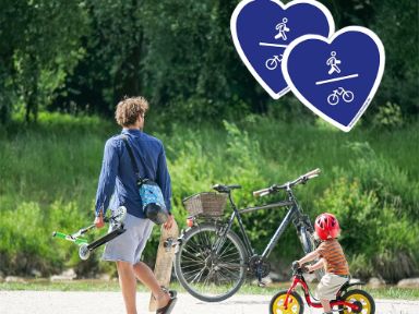 Vater und Kind auf Weg in Grünanlage