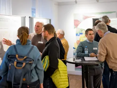 Berater und Interessierte an einem Inhouse-Infostand