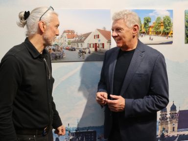 Michael Nagy und OB Reiter vor Bildern der Ausstellung "Behördlich erfasst"
