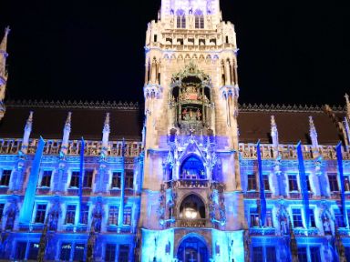 Neues Rathaus, blau beleuchtet