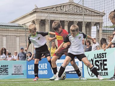 4 Jungen spielen vor den Propyläen Streetsoccer beim Münchner Sportfestival