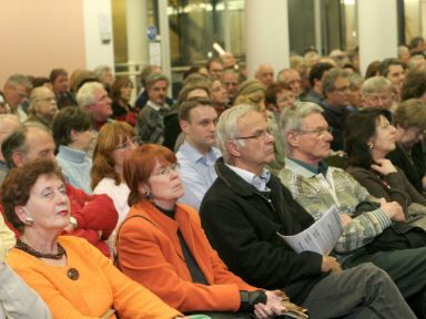 Bürgerinnen und Bürger in einer Bürgerversammlung