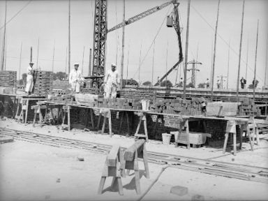 Bauarbeiter auf einer Baustelle für eine Schule, 1938