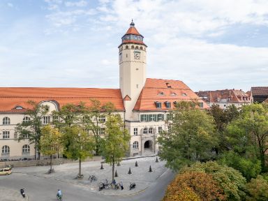 Blick auf das Oskar-von-Miller-Gymnasium über den Ernst-Toller-Platz