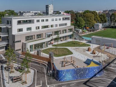 Auf dem Bild ist der Neubau der Grundschule an der Aidenbachstraße zu sehen.