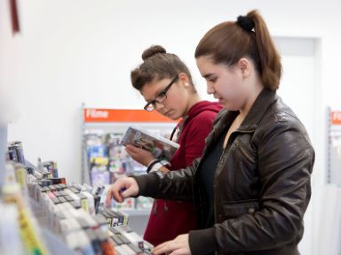 Jugendliche stöbern im Medienangebot der Münchner Stadtbibliothek