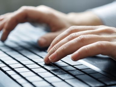 Tippende Finger auf PC-Tastatur