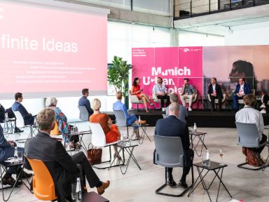 Veranstaltung im Munich Urban Colab mit Panel und Zuschauern 