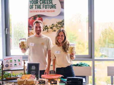 zwei Food-Gründer-Personen am Stand