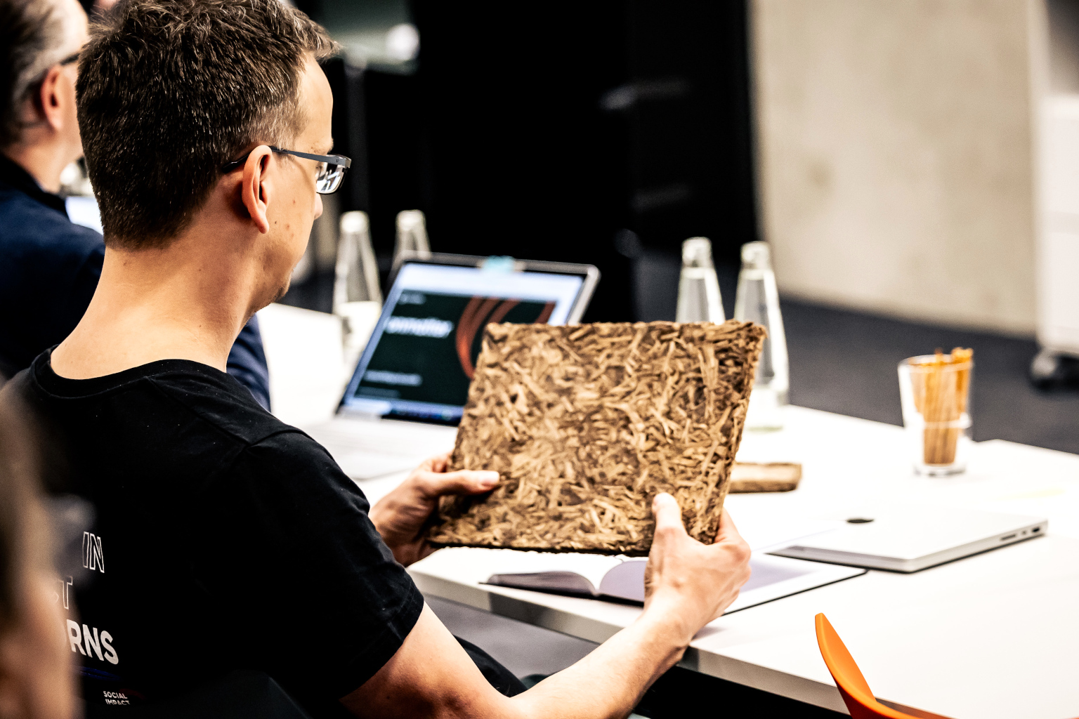 Munich Impact Incubator - Teilnehmer mit Hopfenplatte in der Hand