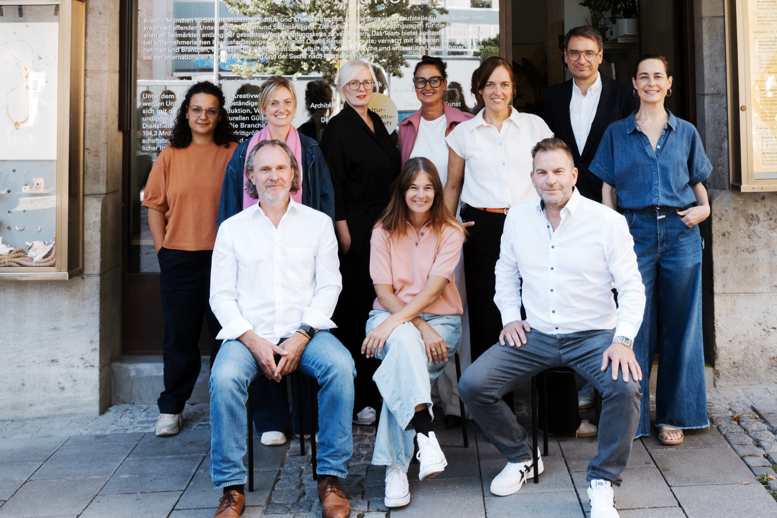 10 Personen des Teams  KM vor dem Laden im Ruffinihaus