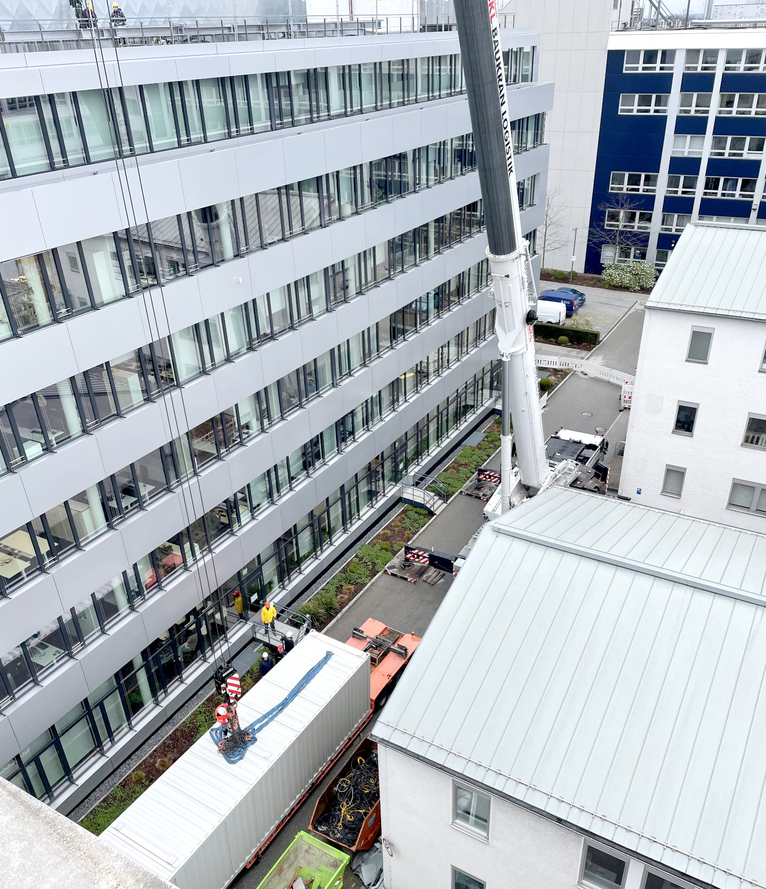 Container steht im Hof, bevor er hochgehoben wird