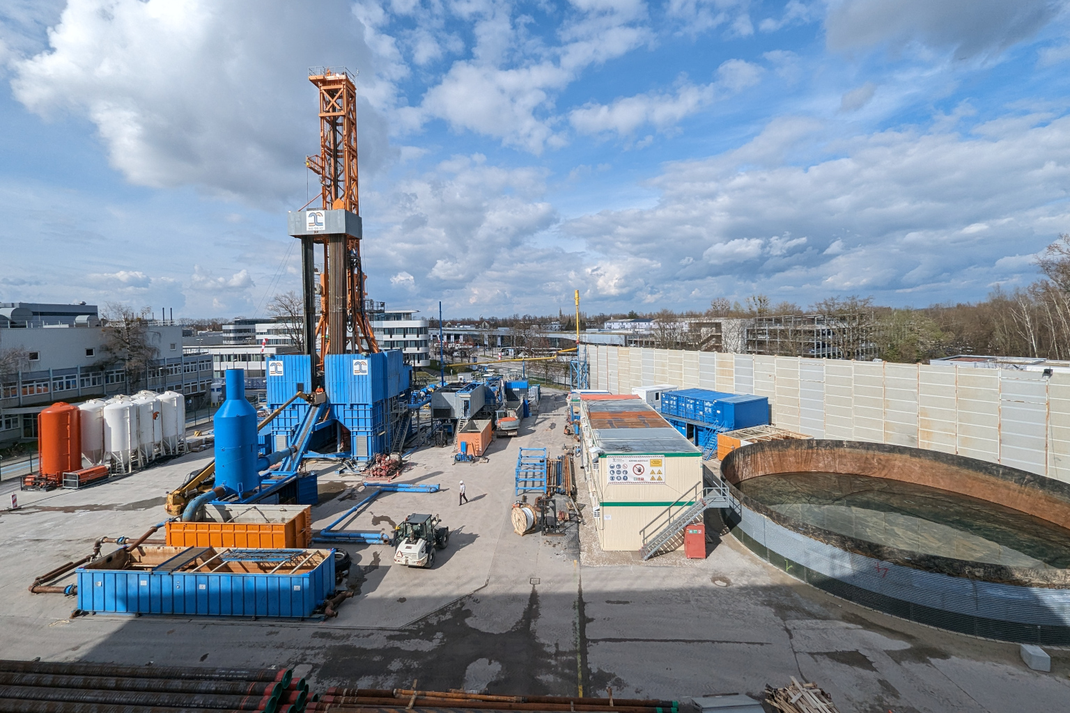 Bohrplatz mit Bohrturm auf dem MTU-Gelände, 2024