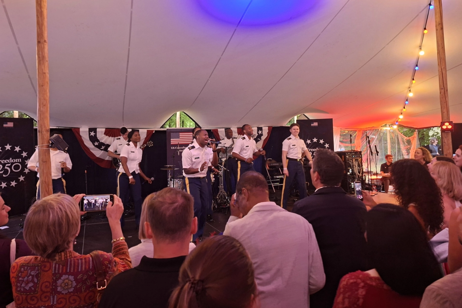 Band auf der Bühne im Zelt mit Publikum