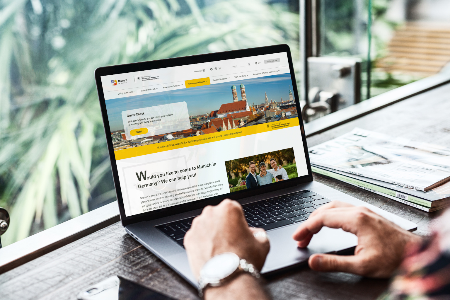 Make it in Munich: Ein Notebook zeigt den Webauftritt