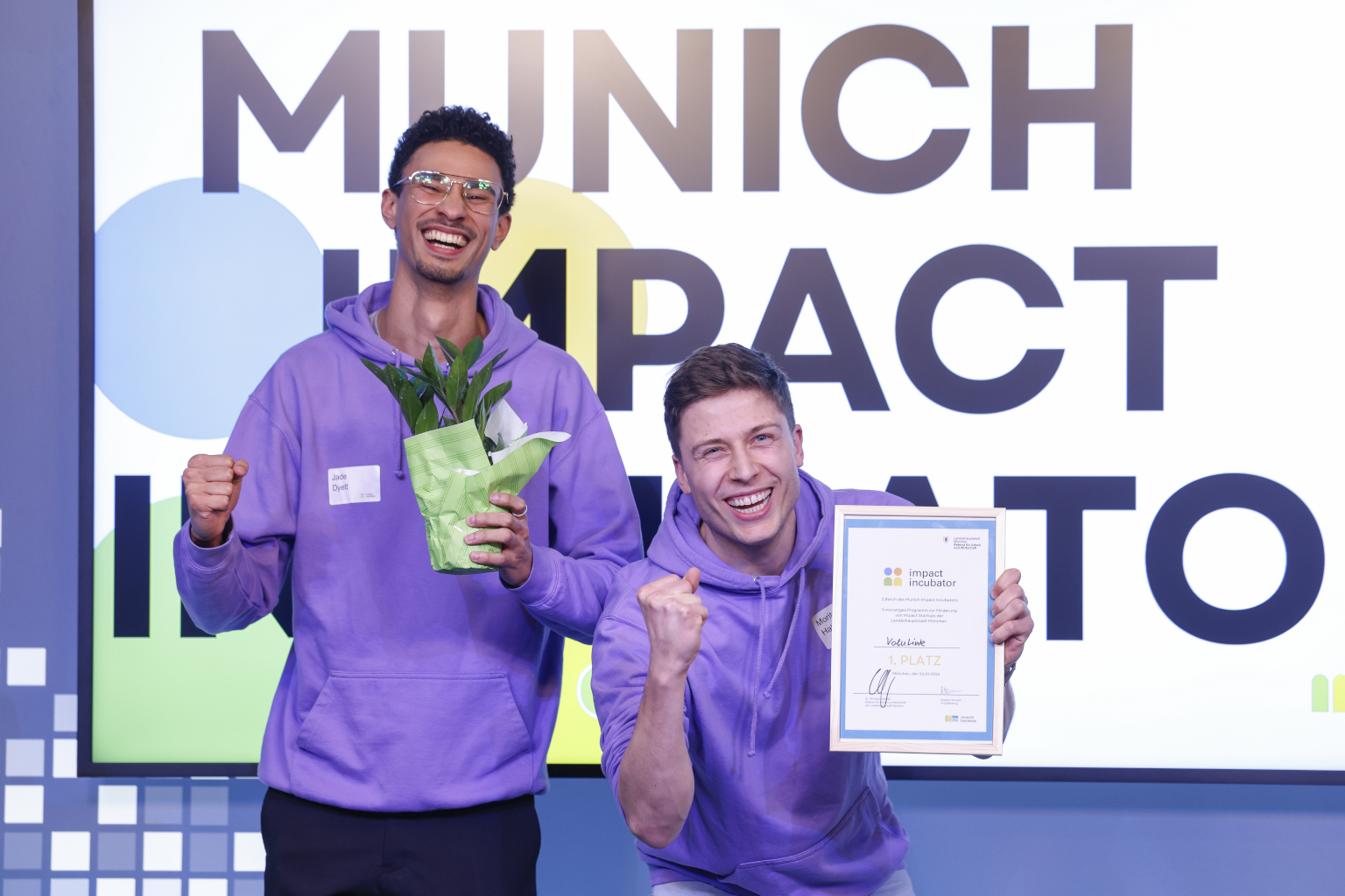 zwei Männer auf der Bühne