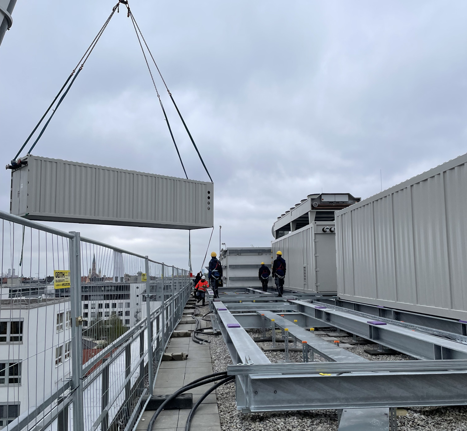 RZ Container wird aufs Dach gehoben