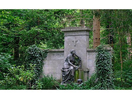 Denkmal im Waldfriedhof