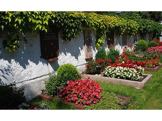 Gräber im Friedhof Allach